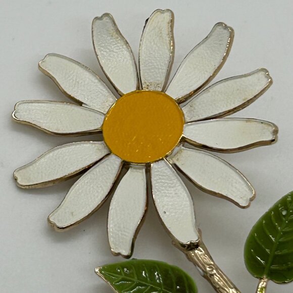 Vintage Daisy Flower Enamel Brooch Gold-Tone Metal White Yellow Floral Design - Picture 6 of 11